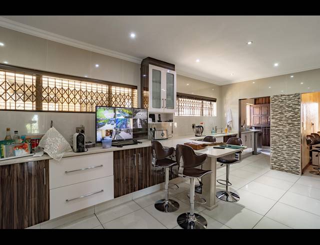 4 BEDROOM HOUSE FOR SALE IN RESERVOIR HILLS